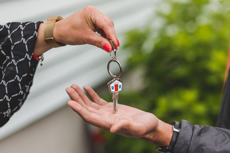Handing over keys to a new tenant